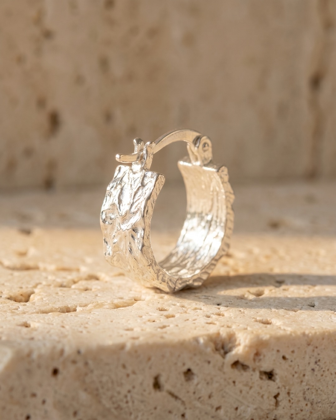 Hugo Caesar Tassi Argentea macro of the crumpled hand-hammered fine silver band and the hinged latch closure of the hoop