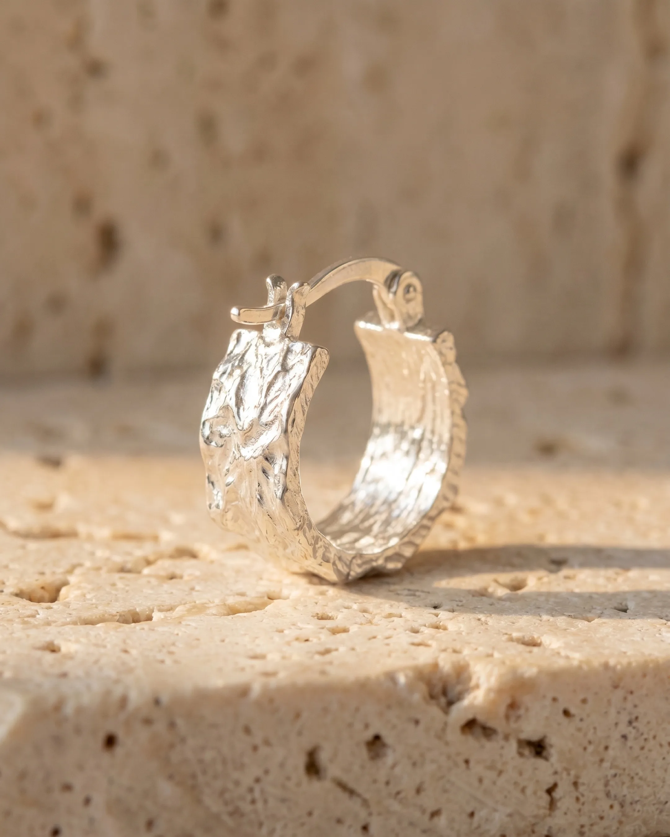 Hugo Caesar Tassi Argentea macro of the crumpled hand-hammered fine silver band and the hinged latch closure of the hoop