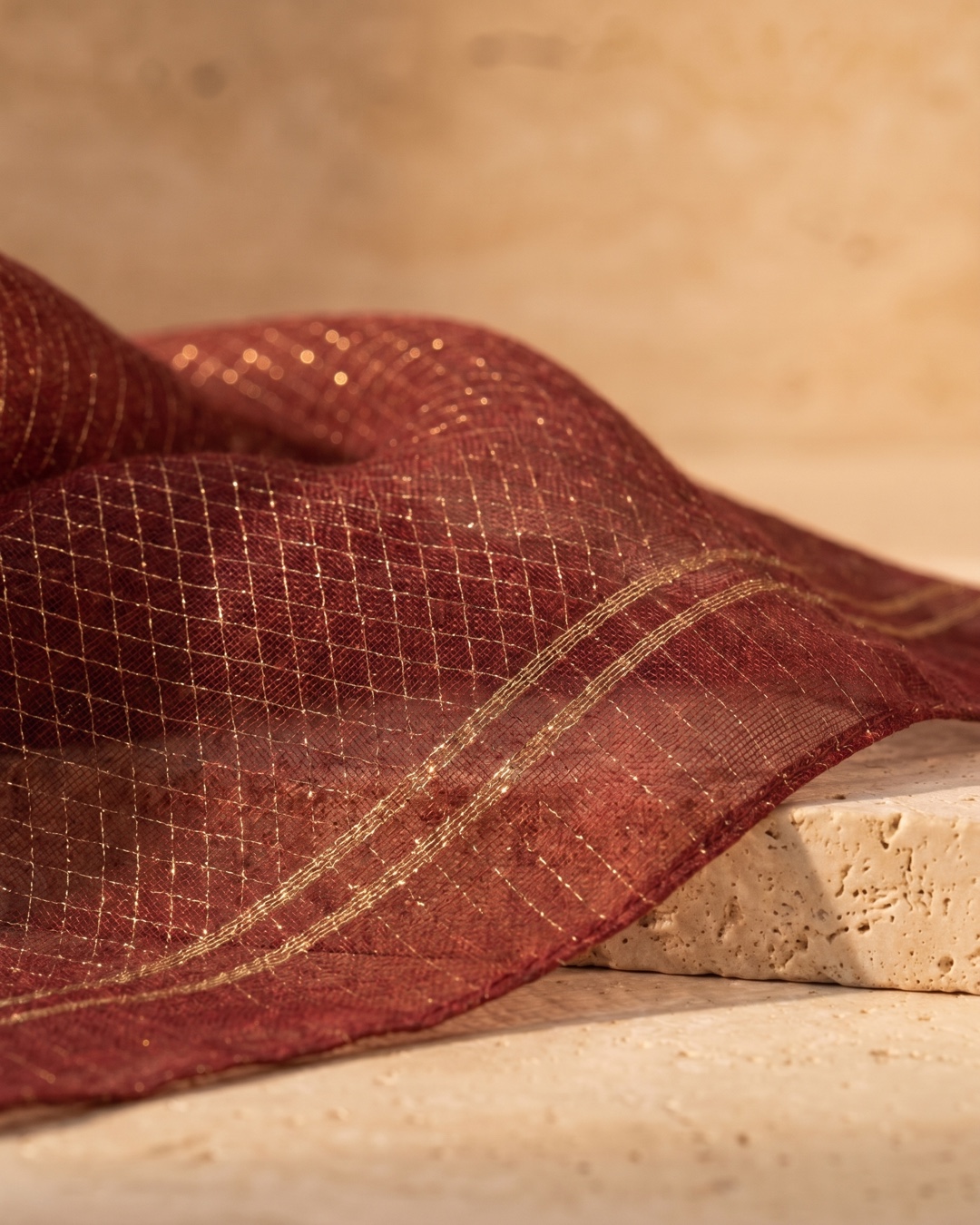 Hugo Caesar Tassi Cumae macro of the airy wine silk-wool cloth and the fine gold-thread baroque rhombus lattice with denser gold lines at the edge