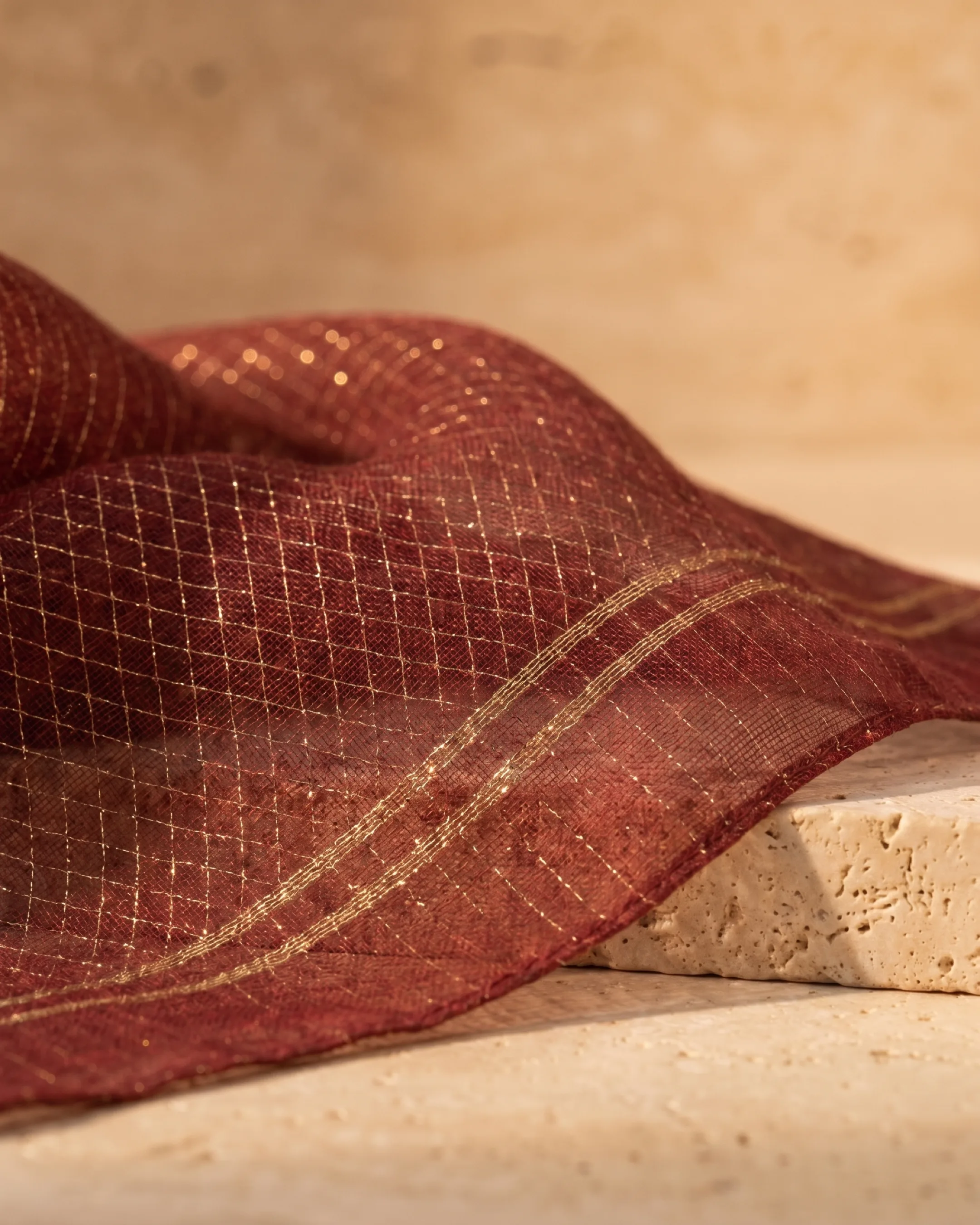 Hugo Caesar Tassi Cumae macro of the airy wine silk-wool cloth and the fine gold-thread baroque rhombus lattice with denser gold lines at the edge