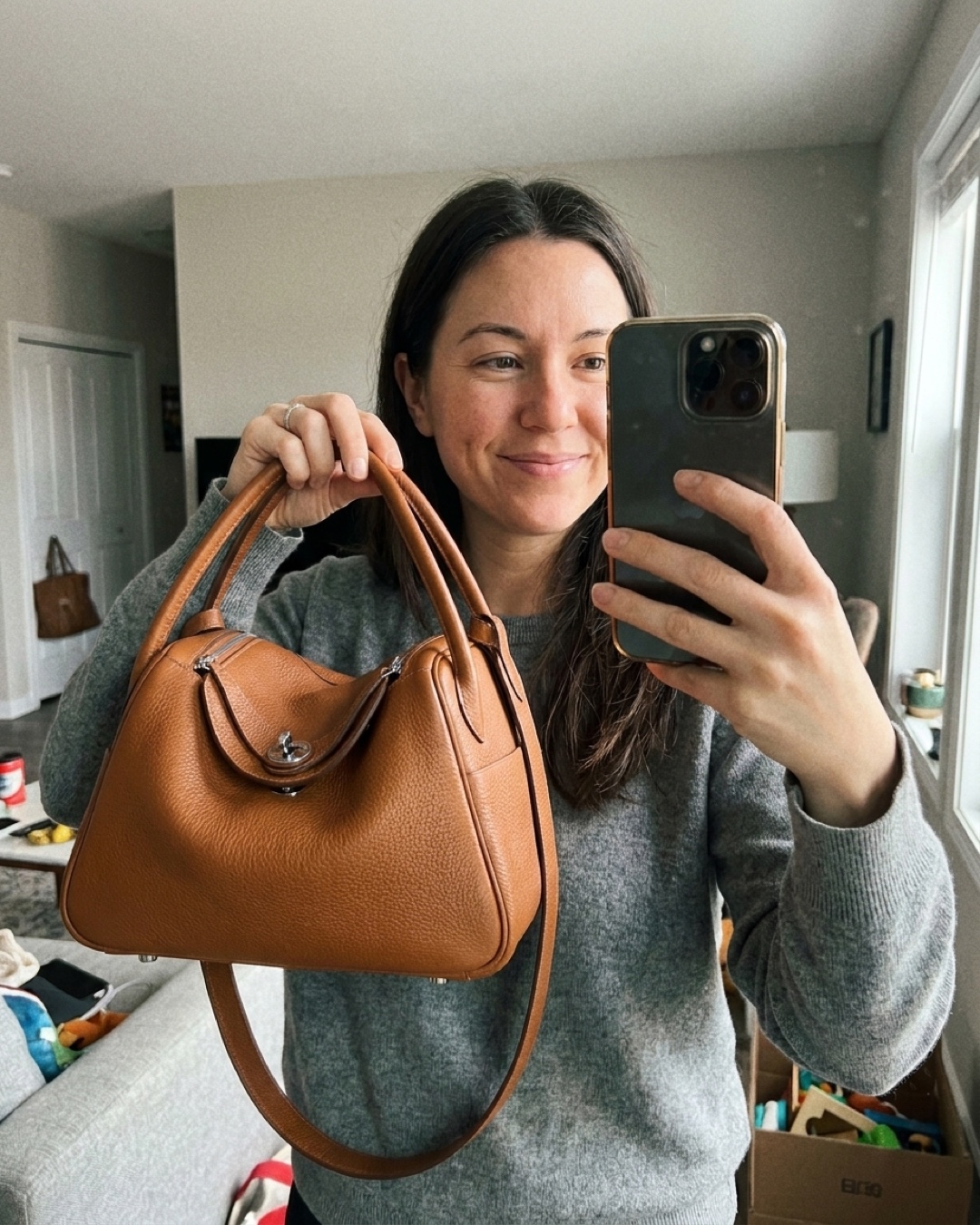 Customer selfie of the Hugo Caesar Tassi Lanuvina in Cuoio