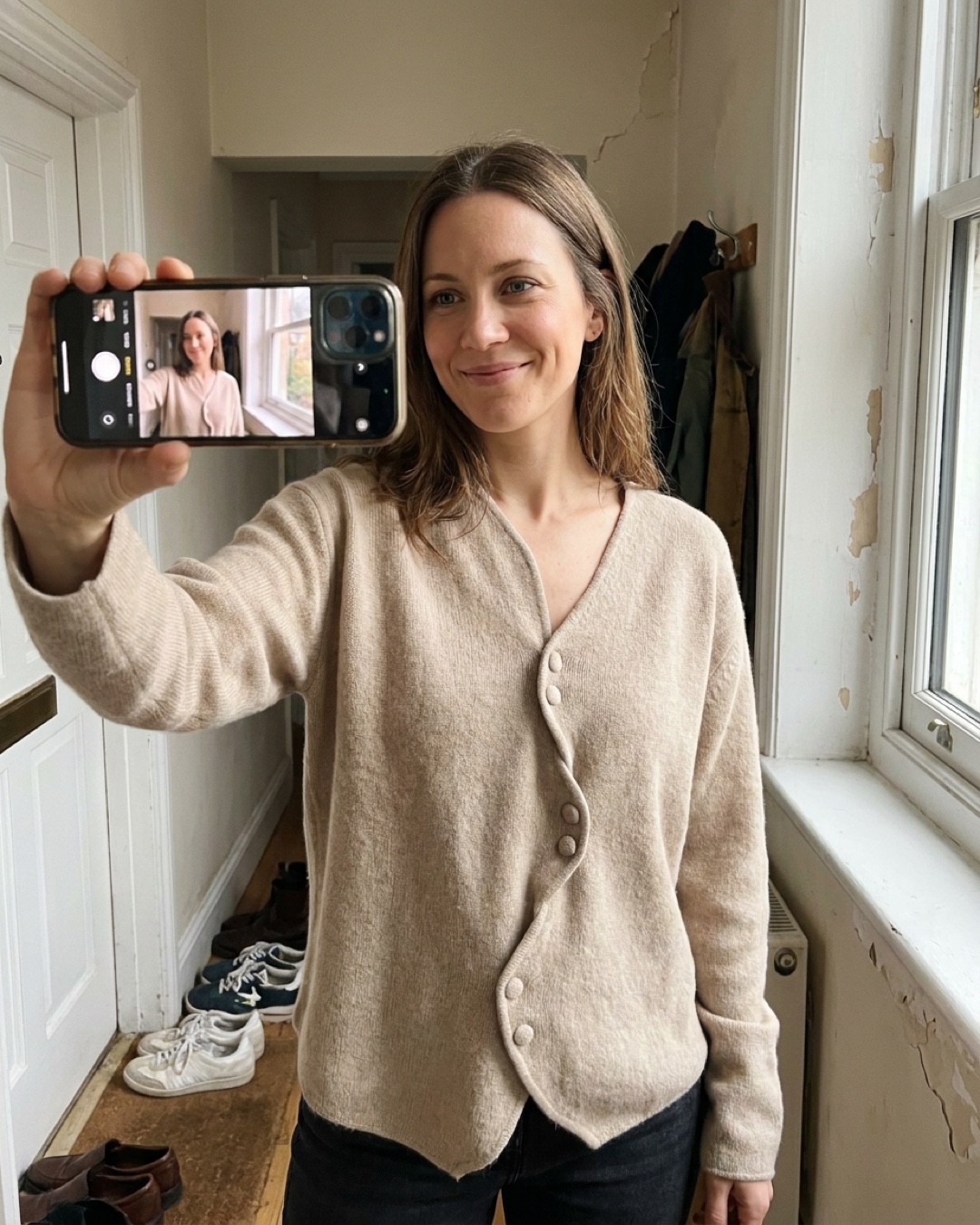 Customer selfie of the Hugo Caesar Tassi Lucretia in Travertine